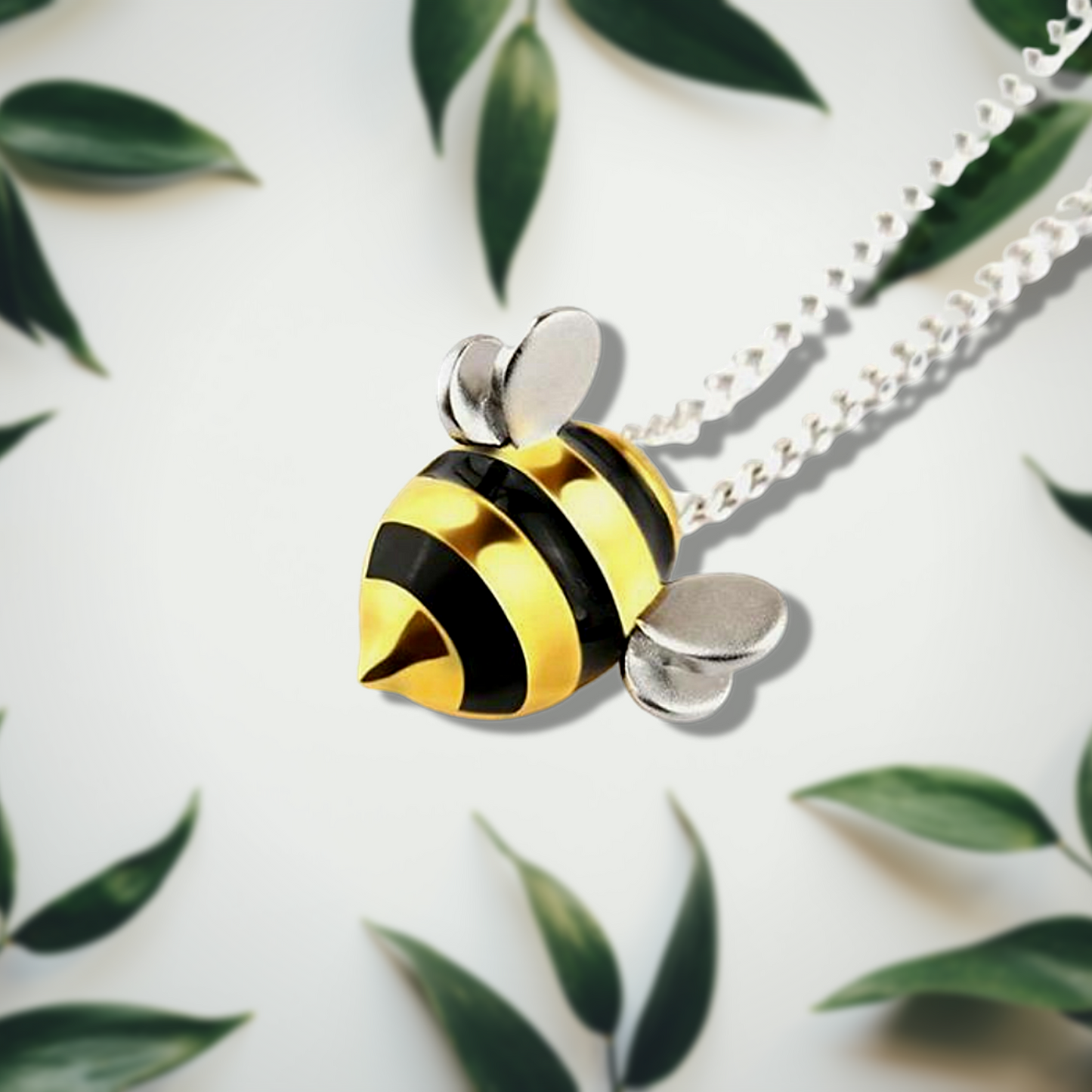 Charm-Halskette mit süßem Baby-Bienen-Anhänger