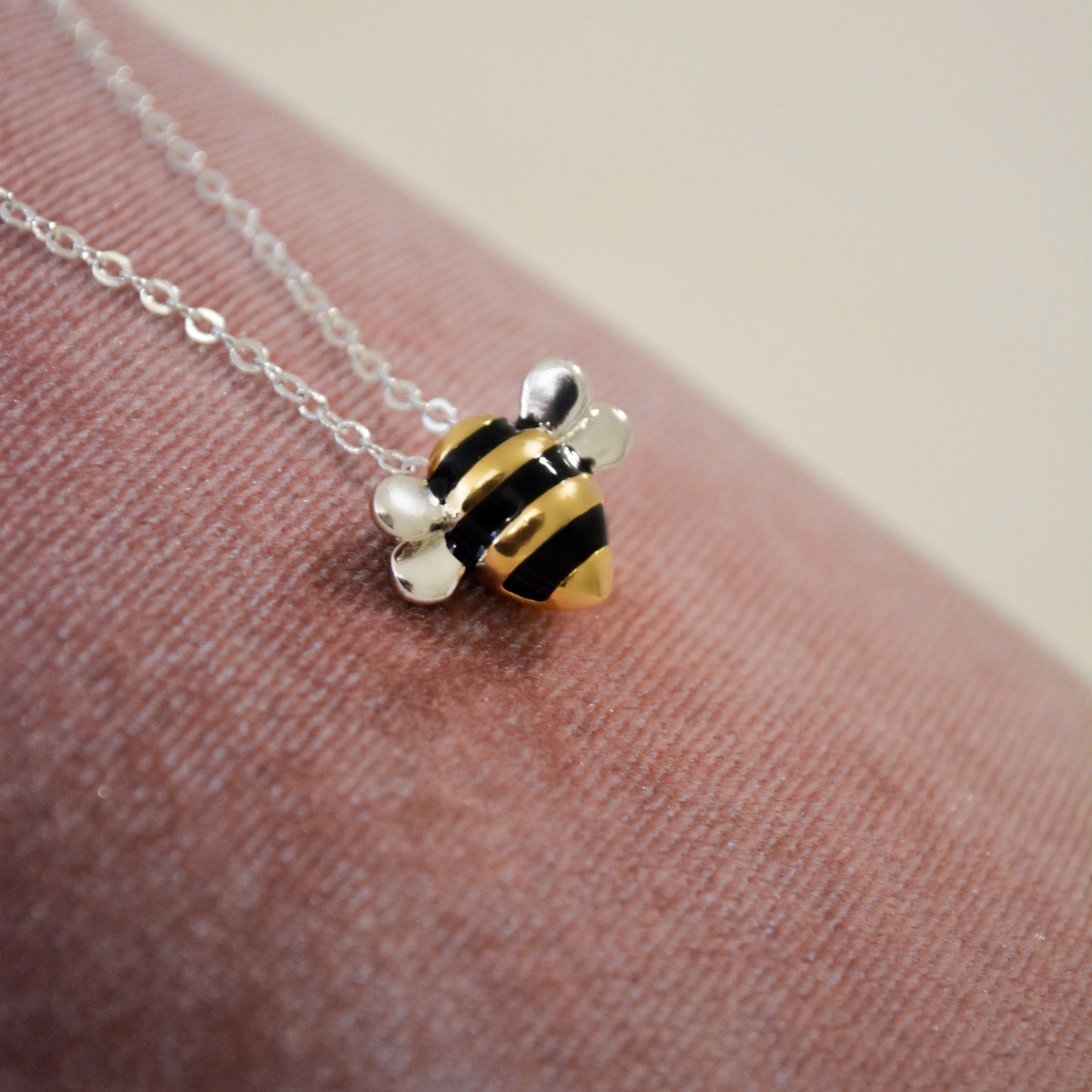 Charm-Halskette mit süßem Baby-Bienen-Anhänger
