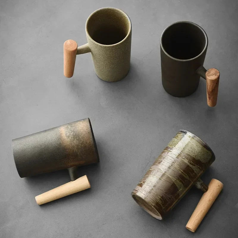 Vintage Kaffeebecher mit Holzgriff aus Steingut