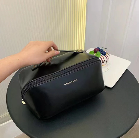 Stylish Beauty Organizer | Foldable Temperature-Proof Cosmetic Bag